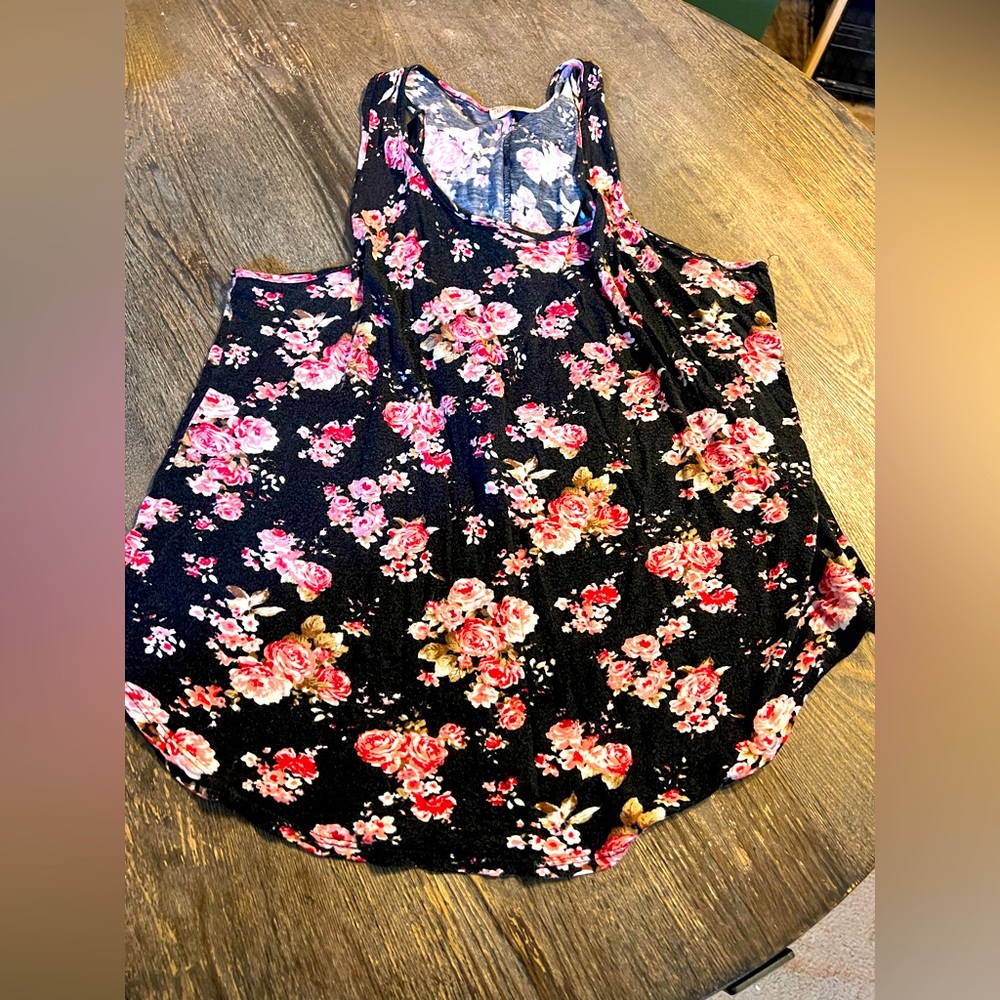 Beautiful tank with large bow detail on back